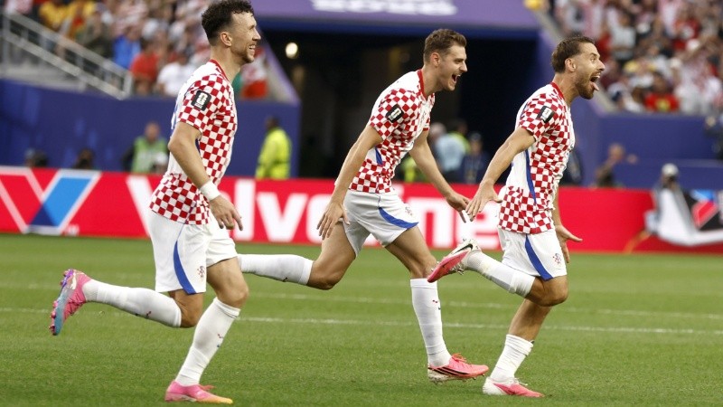 PHILADELPHIA (United States), 28/06/2026.- Nikola Vlasic (R) of Croatia celebrates with teammates after scoring his team's second goal during the FIFA World Cup 2026 group stage match Croatia against Ghana, in Philadelphia, USA, 27 June 2026. (Croacia, Filadelfia) EFE/EPA/WILL OLIVER