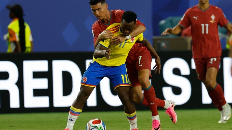 Jhon Arias (c) de Colombia disputa el balón con Cristiano Ronaldo de Portugal