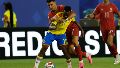 Jhon Arias (c) de Colombia disputa el balón con Cristiano Ronaldo de Portugal.