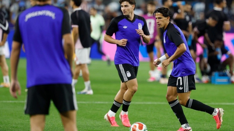 Julián Álvarez (c) y Giuliano Simeone tienen su chance como titulares ante Jordania.