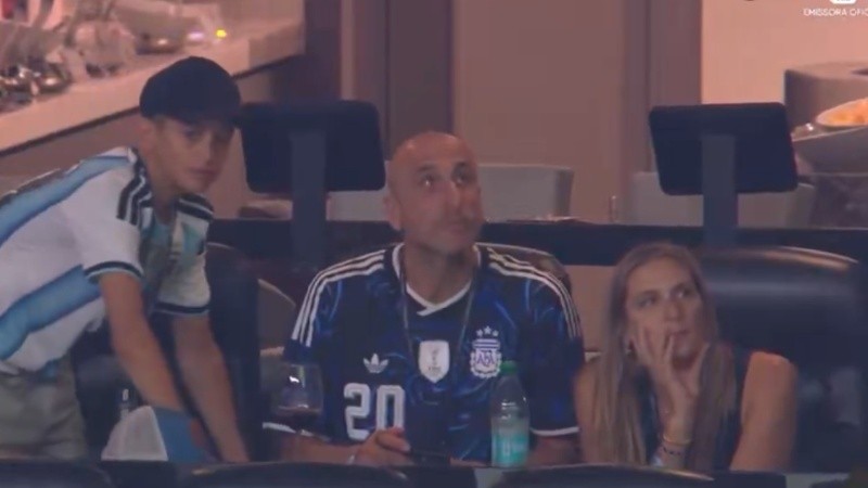 Manu Ginóbili junto a su esposa y uno de sus hijos.