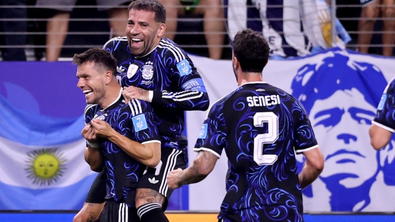 Lo Celso celebra y recibe el abrazo de Otamendi y Senesi.