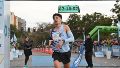 El corredor Eulalio Muñoz cruza la meta de la Maratón de la Bandera (@42krosario_oficial)