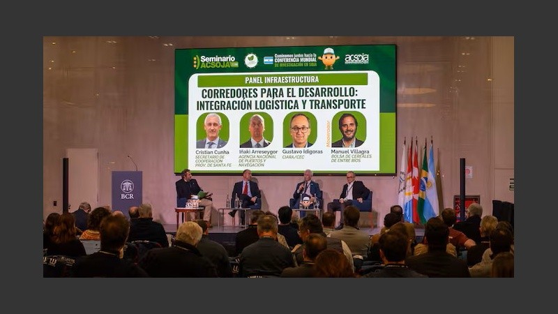 Panel sobre infraestructura, en el congreso de Acsoja realizado en la Bolsa de Rosario