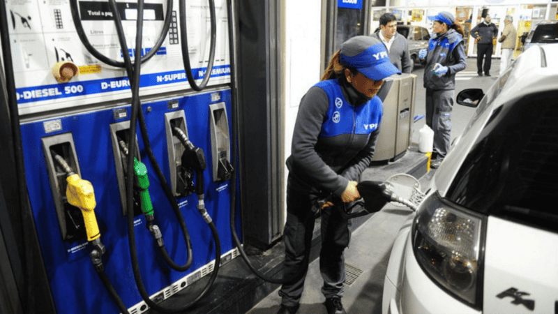 En una estación de servicio YPF de Rosario cuesta 2.105 pesos el litro de nafta Súper.