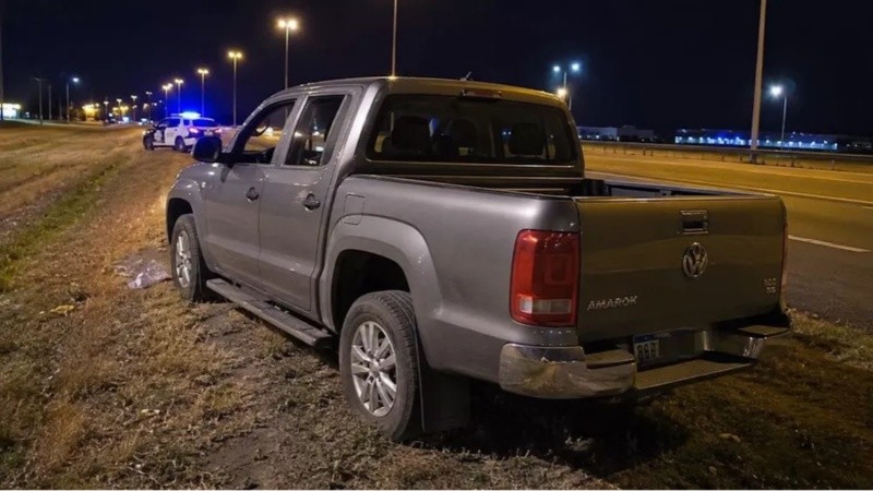 La Amarok de una de las víctimas apareció descartada en la autopista.