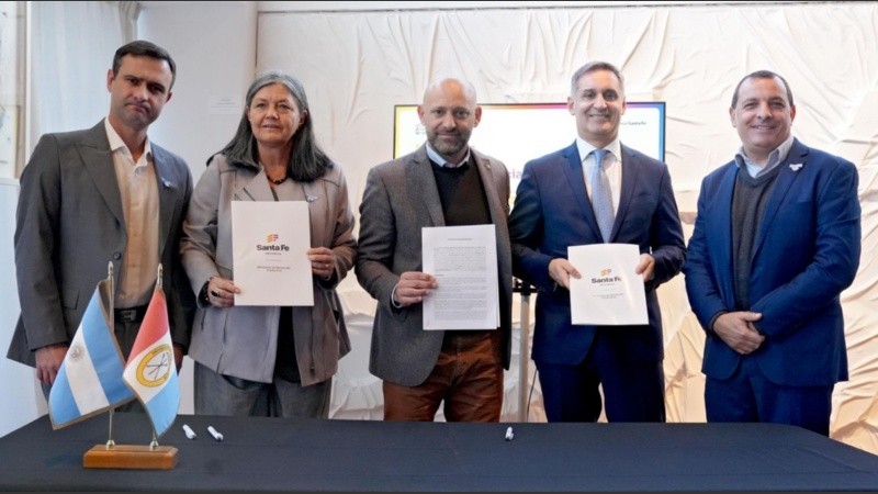 El Gobierno Provincial y el Banco Santa Fe firmaron un convenio para incorporar nuevas cubiertas y renovar las existentes en el estacionamiento del aeropuerto.