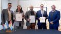 El Gobierno Provincial y el Banco Santa Fe firmaron un convenio para incorporar nuevas cubiertas y renovar las existentes en el estacionamiento del aeropuerto.