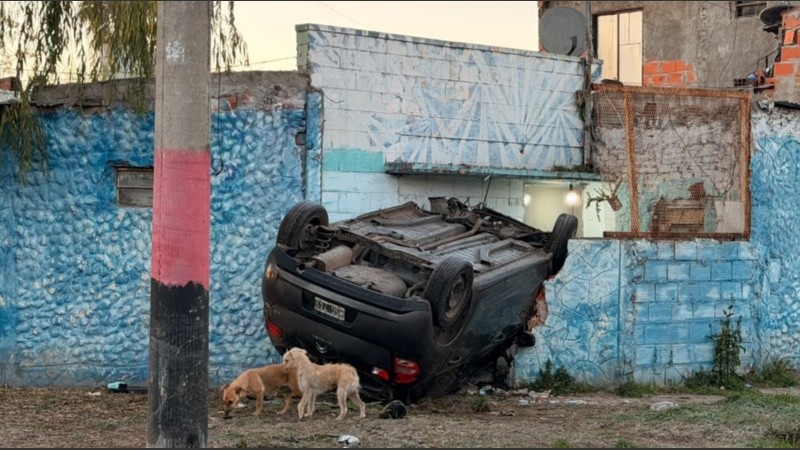 Impactante choque de un auto contra el frente de una vivienda.