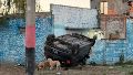 Impactante choque de un auto contra el frente de una vivienda
