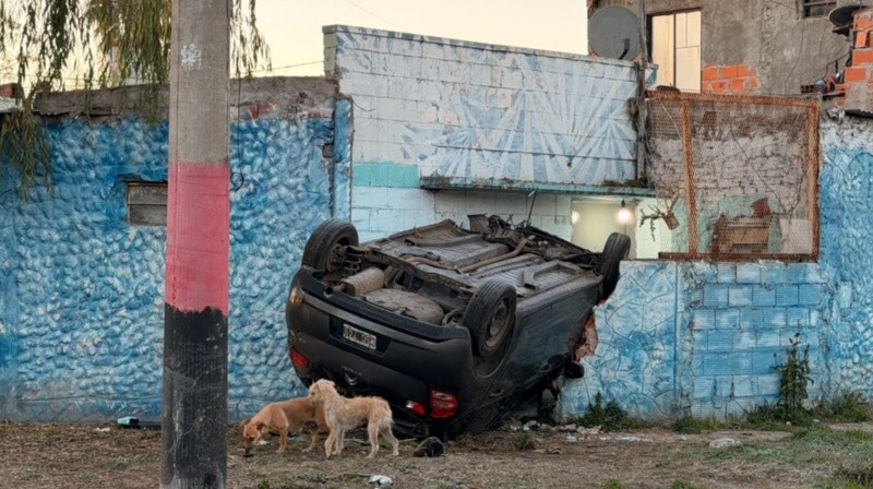 El vehículo terminó contra una vivienda del barrio.&nbsp;