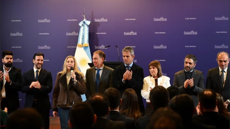 La foto que difundieron desde el oficialismo, para destacar el empoderamiento que tuvo Karina Milei.