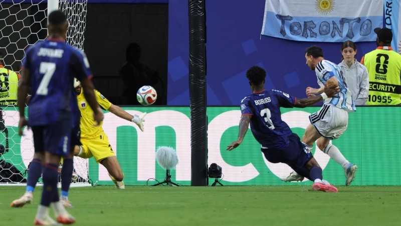 Messi controló la pelota dentro del área y definió de zurda para hacer explotar el estadio en Miami.