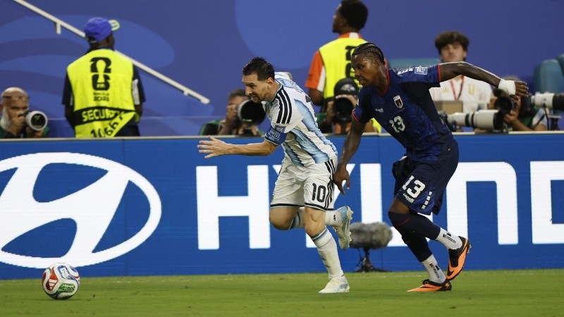 Messi tira del carro y arrastra a los demás buscando el gol (EFE).