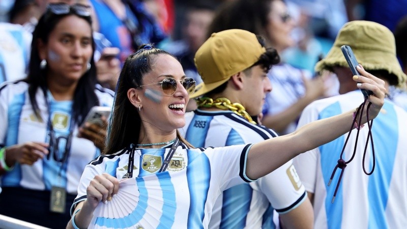 Mucho hincha de cotillón en el calor de Miami, más atentos a las poses para las redes que al partido (EFE)&nbsp;