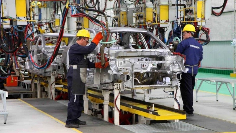 La producción de autos se hundió 18,3% en el primer semestre de 2026.