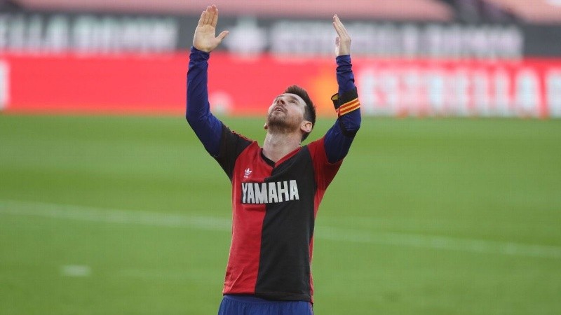 El día que Messi homenajeó a Maradona con la camiseta leprosa.