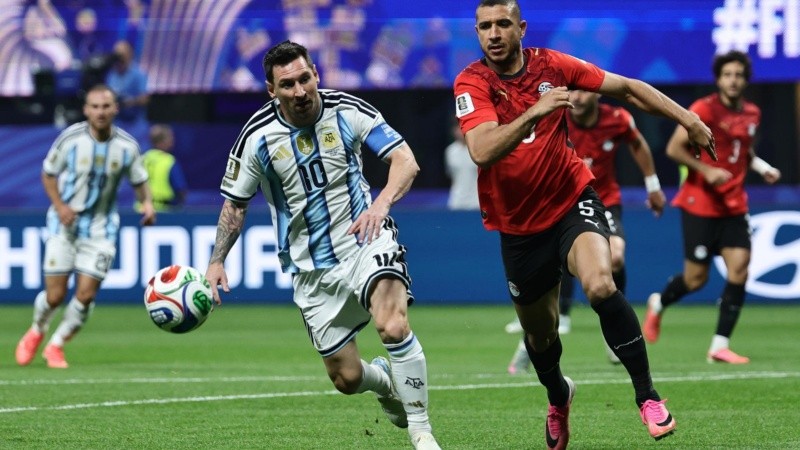 Messi en acción ante Egipto.