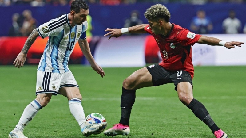 Messi falló un penal en el primer tiempo ante Egipto.