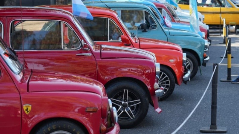 Postales de la exhibición de autos antiguos en el Parque de la Independencia (Alan Monzón/Rosario3).