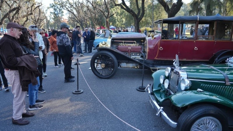 Postales de la exhibición de autos antiguos en el Parque de la Independencia (Alan Monzón/Rosario3).
