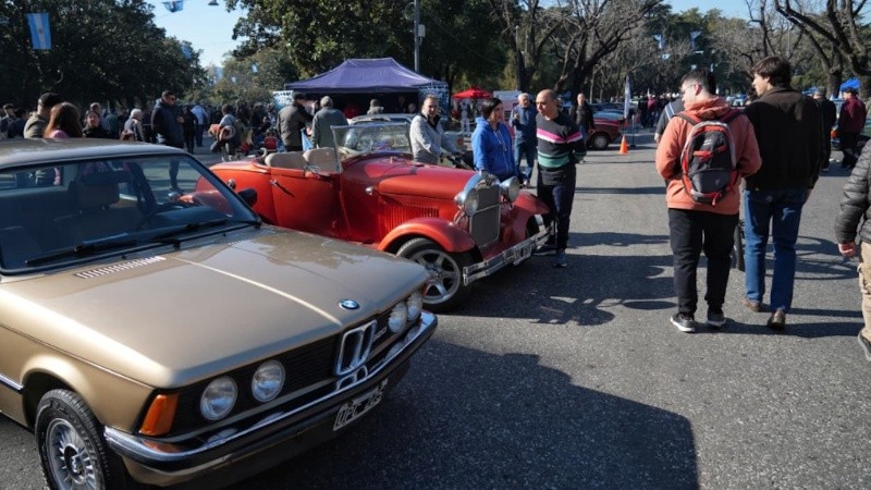 Postales de la exhibición de autos antiguos en el Parque de la Independencia (Alan Monzón/Rosario3).