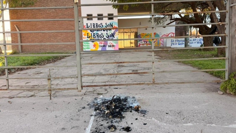 La escuela, buzón de un mensaje criminal. Foto: Rosario3.