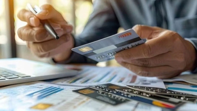 Una de las medidas de los bancos para desalentar la toma de créditos y bajar la morosidad es la no actualización de los límites de las tarjetas de crédito.
