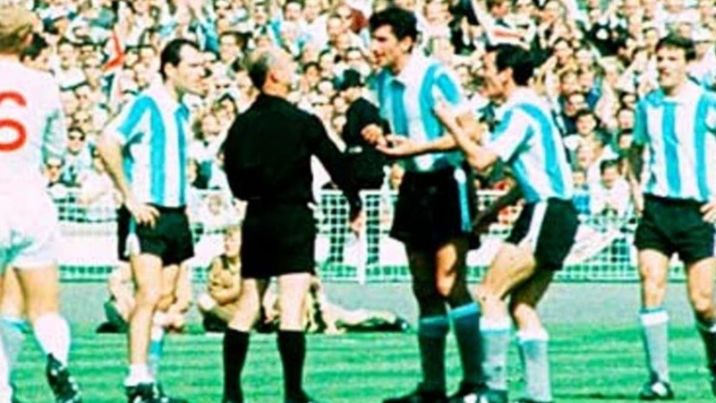 El árbitro alemán Rudolf Kreitlein discute con Rattín y otros jugadores argentinos.