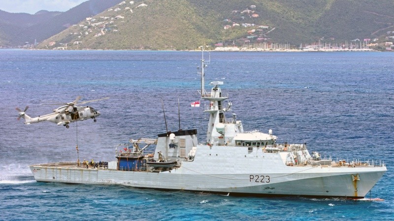 El HMS Medway reemplazó ese año al HMS Forth como patrullero permanente de las islas.