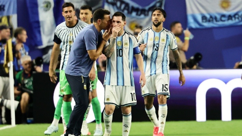 Scaloni, angustiado como pocas veces, habla con Messi: Argentina sufrió como nunca y pasó como siempre (EFE)