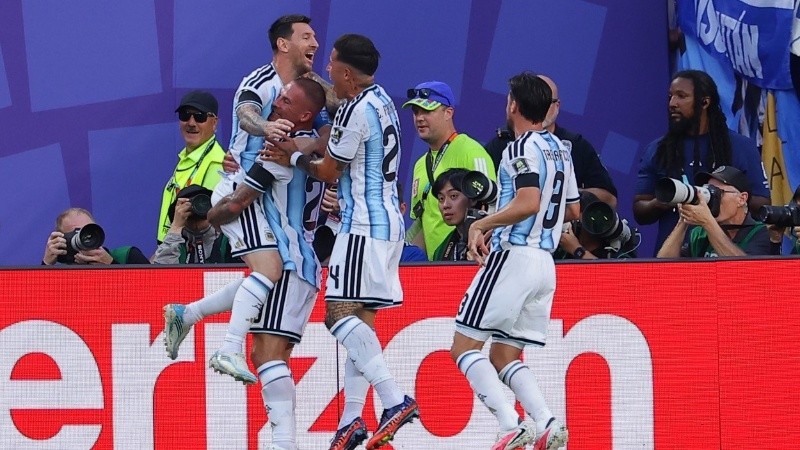 Mac Allister celebra tras el centro de Messi (EFE).