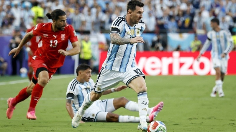 Messi no puede imponer su conducción, la tiene más Suiza (EFE).
