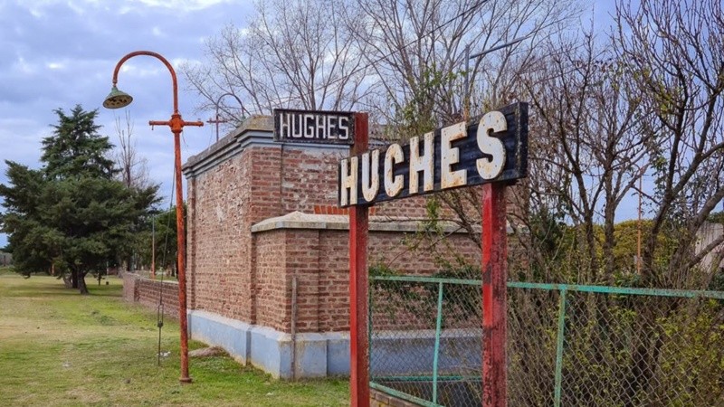 Conmoción en Hughes por la muerte de un adolescente de 15 años que sufrió una caída letal cuando manejaba una moto.