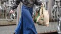 Cómoda, versátil y fácil de combinar, la falda de jean en versión maxi se convirtió en una de las prendas favoritas de la temporada.