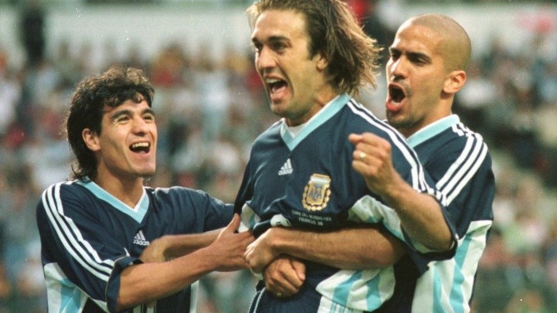 Batistuta festeja su gol ante Inglaterra, abrazo por Juan Sebastián Verón y Ariel Ortega.