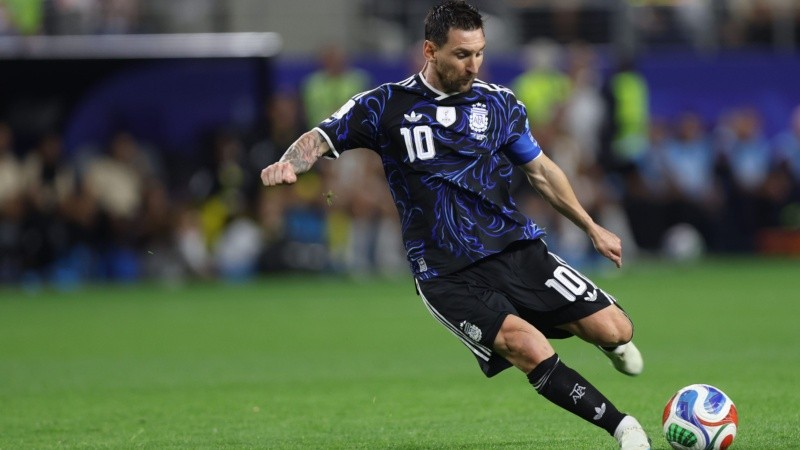 Argentina usó la camiseta alternativa en la fase de grupos ante Jordania.