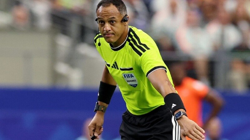 Ismail Elfath es el árbitro designado para el cruce entre Argentina e Inglaterra por el pase a la final del Mundial.
