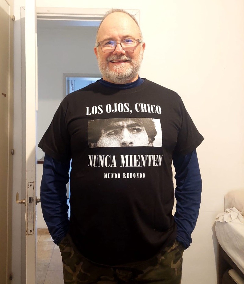 Fernando Vitale, veterano de Malvinas, y la mirada de Maradona a los ingleses en la remera.