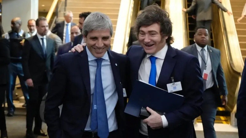 El presidente se mostró efusivo y saludó al ministro de Economía.