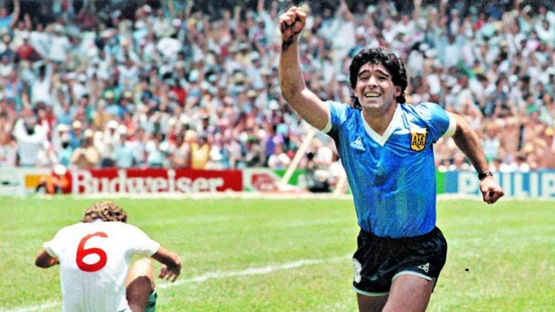 Diego Maradona con la histórica camiseta de Argentina durante el Mundial de México 1986, un símbolo que vuelve a cobrar protagonismo en la previa de la semifinal frente a Inglaterra.