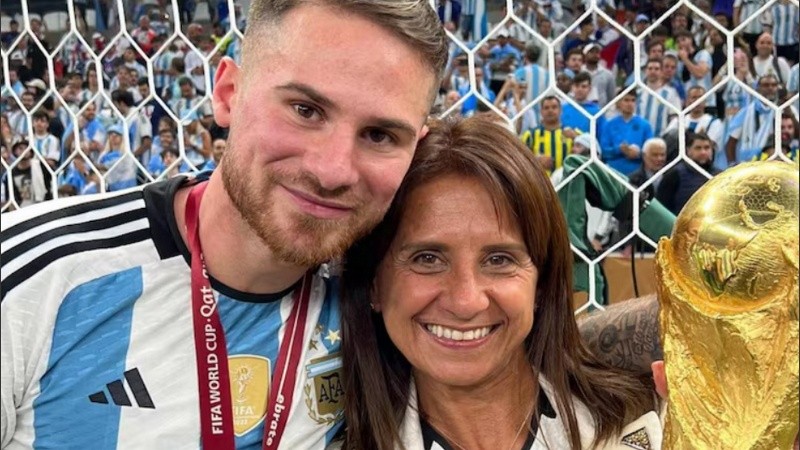 Alexis Mac Allister y su mamá, Silvina Riela, en los festejos de Qatar 2022 (Instagram)