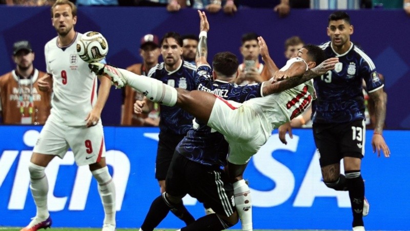 La semifinal entre Argentina e Inglaterra estuvo repleta de cruces.