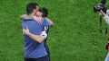El afectuoso abrazo de Scaloni y Messi (EFE).