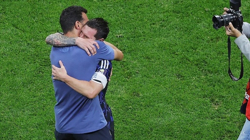 El afectuoso abrazo de Scaloni y Messi (EFE).