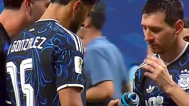 Messi viendo la botella con los machetes.