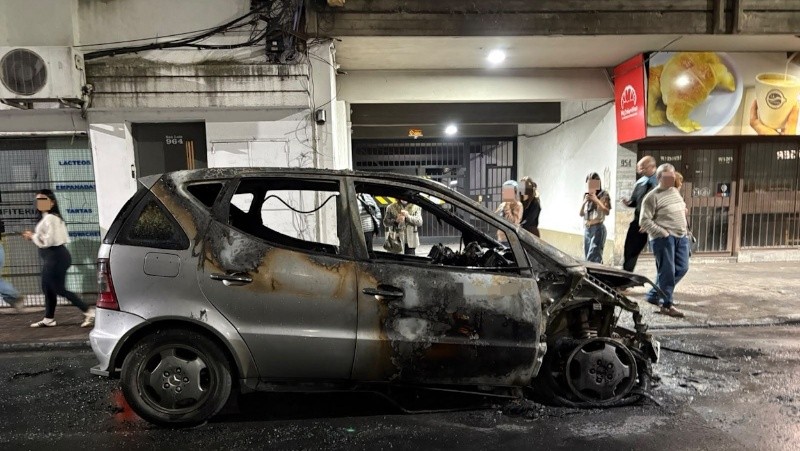 Así quedó el auto consumido por las llamas.&nbsp;