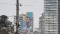 Foto de archivo del mural de Messi frente al río y atrás, un cielo gris.