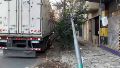 El camión derribó a su paso árboles y un poste.