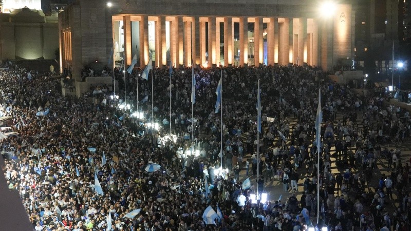 Entre 350 y 400 mil personas festejaron en el Monumento.